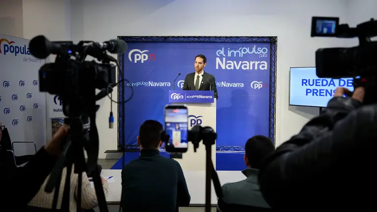 El diputado y secretario general del PP de Navarra, Sergio Sayas, presenta una nueva propuesta pol&iacute;tica para abrir debate sobre el modelo social en Navarra. PABLO LASAOSA