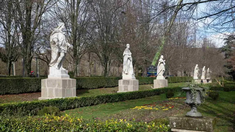 Estatuas de los reyes de Navarra en el parque de la Taconera de Pamplona. AYUNTAMIENTO DE PAMPLONA