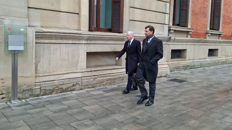 Joaqu&iacute;n Mollinedo (i), director de Relaciones Institucionales, Comunicaci&oacute;n y Marca de Acciona, junto con el tambi&eacute;n directivo Jos&eacute; Julio Figueroa, llegan al Parlamento de Navarra. La C&aacute;mara hab&iacute;a citado a Jos&eacute; Manuel Entrecanales, que no ha acudido. EUROPA PRESS