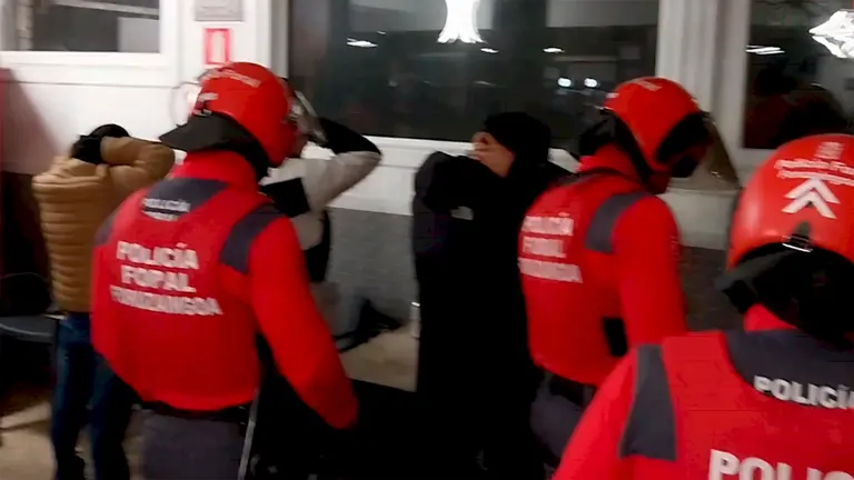 Agentes de la Polic&iacute;a Foral inspeccionan un bar de Tudela. POLIC&Iacute;A FORAL