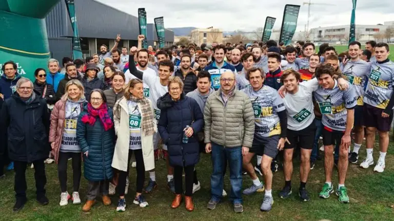 Participantes en la carrera por David Bot&iacute;n justo antes de la salida en 2025. INSTAGRAM.