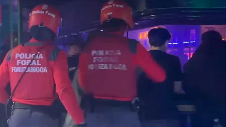 Momento en el que los agentes de la Polic&iacute;a Foral y la Polic&iacute;a Municipal de Pamplona inspeccionan un local de ocio. POLIC&Iacute;A FORAL