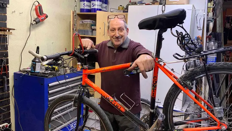 Rufino Hernaiz en su tienda de arreglos de bicicletas en Pamplona. Navarra.com