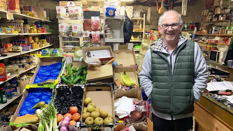 Patxi D&iacute;az de Ilarraza en su tienda colmado de Sansol. Navarra.com