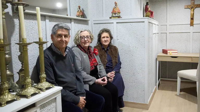 Mari Mar Ganuza.., en el centro, con Miguel Setuain (i) y Raquel Videgain (d), de la Hermandad de la Pasi&oacute;n. I&Ntilde;IGO ALZUGARAY