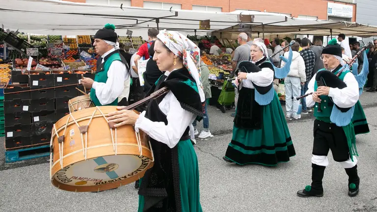 Imagen de archivo de una actuaci&oacute;n musical en el mercadillo de Landaben. AYUNTAMIENTO DE PAMPLONA