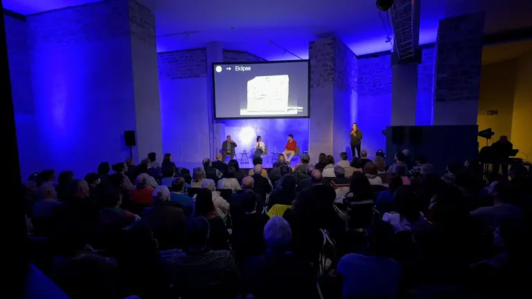 Mas de 150 personas se reunieron para disfrutar de la segunda convesaci&oacute;n del ciclo en la Sala de La Muralla de Baluarte. BALUARTE