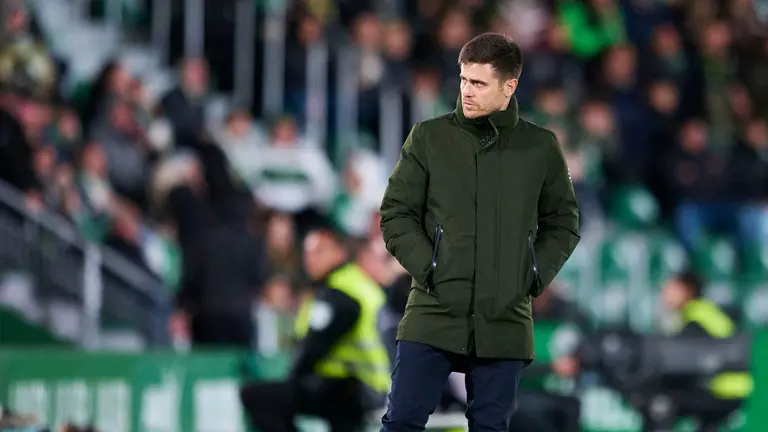 Alessio Lisci de pie en el partido Elche - Osasuna en el Mart&iacute;nez Valero. Francisco Macia / AFP7 / Europa Press
13/2/2026 ONLY FOR USE IN SPAIN