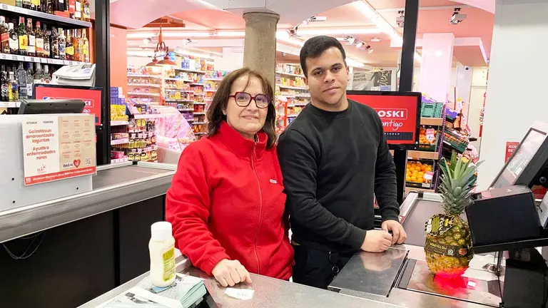 Inma Izcue y su empleado Eduardo en el nuevo supermercado Eroski en Puente la reina. Navarra.com