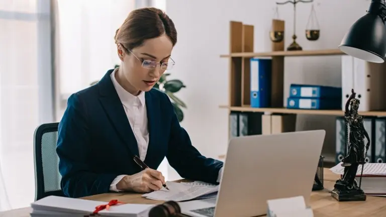 Servicio notarial sin moverse de casa. ENVATO.COM