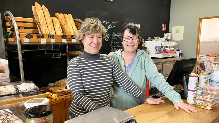 Eva Fritschi y su compa&ntilde;era Lourdes en la tienda Las Gildas de Larri&oacute;n. Navarra.com