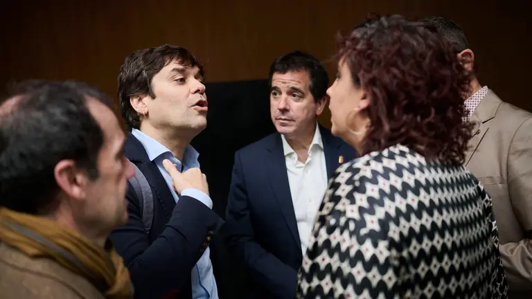 Pablo Azcona, de Geroa Bai, junto a Mikel Irujo, consejero de Industria, y Ainhoa Unzu, del PSN, durante el Pleno del Parlamento de Navarra. PABLO LASAOSA