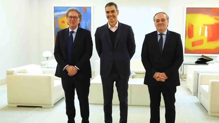 El vicepresidente de Sapa Placencia, Ibon Aperribay, el presidente del Gobierno, Pedro S&aacute;nchez, y el consejero delegado de Sapa Placencia, Jokin Aperribay. MONCLOA