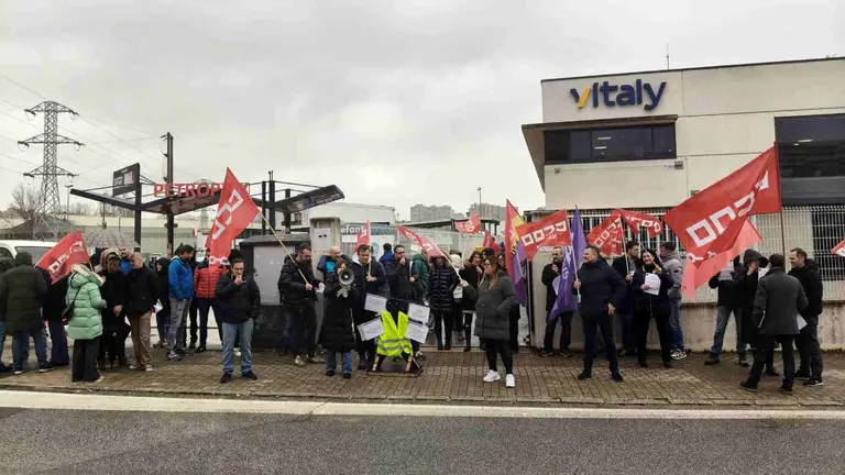 Concentracion Vde porotesta por los traslados forzosos en la empresa Vitaly. CCOO