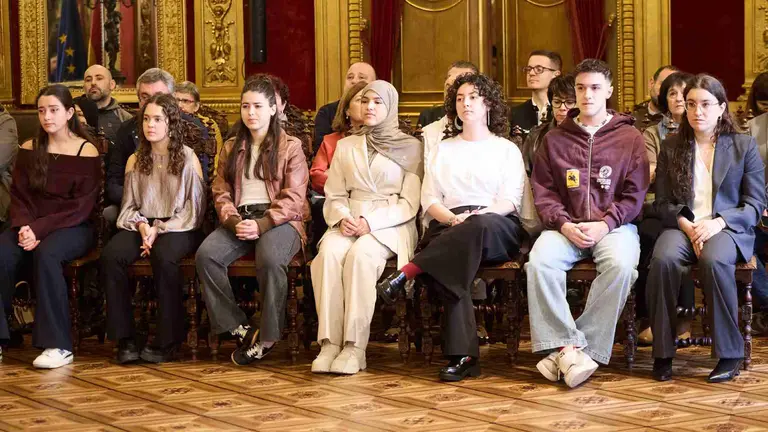 Aiuri Lasa, M&oacute;nica Garc&iacute;a Gasca,  Leyre Trasierra, Samaa Kadri, Marlen Gil, Iker Hualde y Mar&iacute;a Isabel Mangado antes de recoger sus premios. GOBIERNO DE NAVARRA