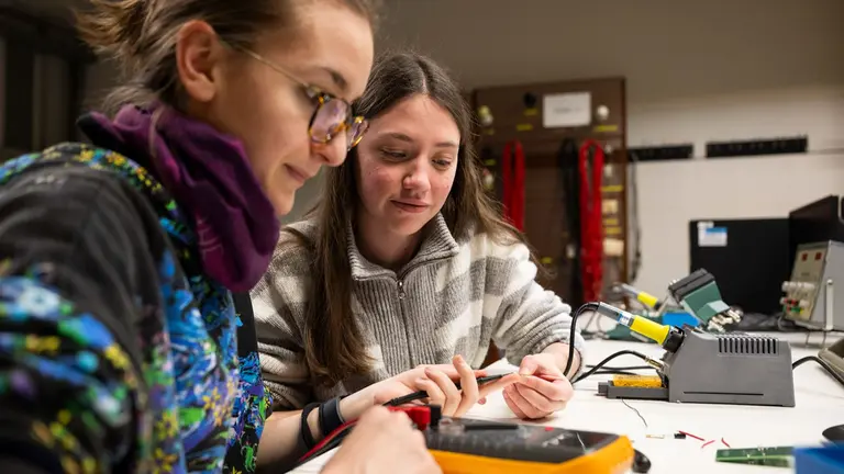 Imagen de estudiantes haciendo una pr&aacute;ctica de electr&oacute;nica. UPNA