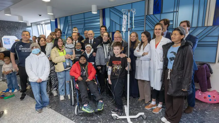 Visita de las directivas de Osasuna y del Real Madrid a los ni&ntilde;os ingresados con c&aacute;ncer. CL&Iacute;NICA UNIVERSIDAD DE NAVARRA