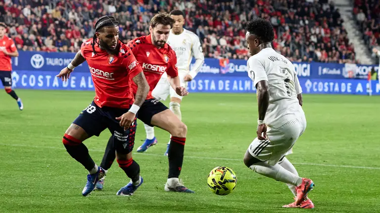 Valentin Rosier (19. CA Osasuna), Jon Moncayola (7. CA Osasuna) y Vin&iacute;cius J&uacute;nior (7. Real Madrid CF) durante el partido de La Liga EA Sports entre CA Osasuna y Real Madrid CF disputado en el estadio de El Sadar en Pamplona. I&Ntilde;IGO ALZUGARAY