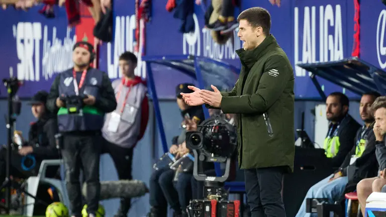 Alessio Lisci (entrenador CA Osasuna) durante el partido de La Liga EA Sports entre CA Osasuna y Real Madrid CF disputado en el estadio de El Sadar en Pamplona. I&Ntilde;IGO ALZUGARAY