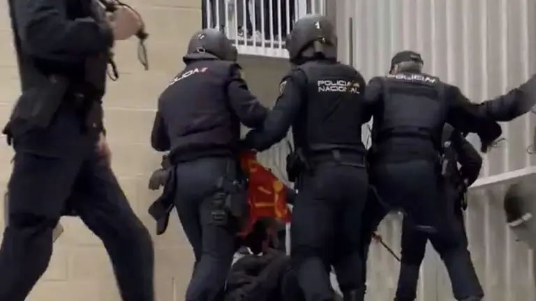 Imagen de una de las cargas policiales ocurrida ayer en el Sadar