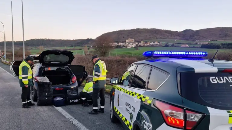 Imagen de la detenci&oacute;n del coche con el alijo de droga. GUARDIA CIVIL DE NAVARRA
