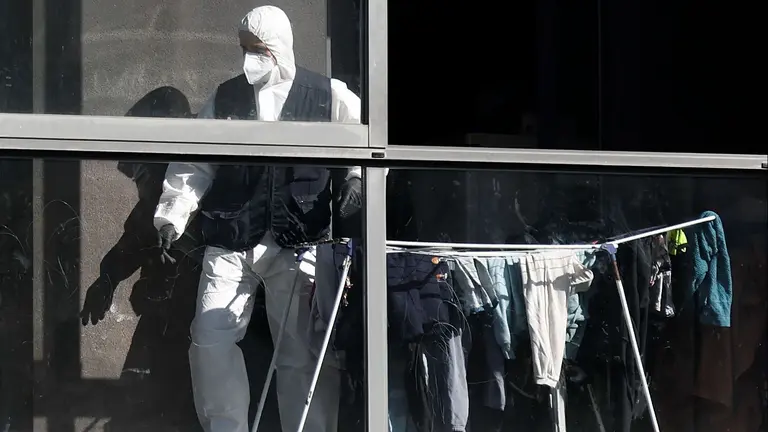 Efectivos de la Polic&iacute;a Judicial de la Policia Foral en el piso donde este viernes dos mujeres fueron v&iacute;ctimas, una de ellas asesinada presuntamente por su marido, en un caso de violencia machista y la otra herida de gravedad. EFE / JES&Uacute;S DIGES / ARCHIVO