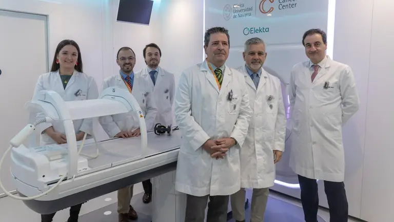 Especialistas de Cancer Center Cl&iacute;nica Universidad de Navarra en la sala de tratamiento del MR Linac. CL&Iacute;NICA UNIVERSIDAD DE NAVARRA