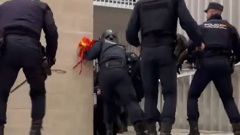 Captura de un v&iacute;deo de la intervenci&oacute;n de Polic&iacute;a Nacional en El Sadar tras el partido entre Osasuna y el Real Madrid.