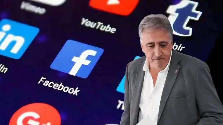 Montaje de Joseba Asiron, frente a un panel de redes sociales