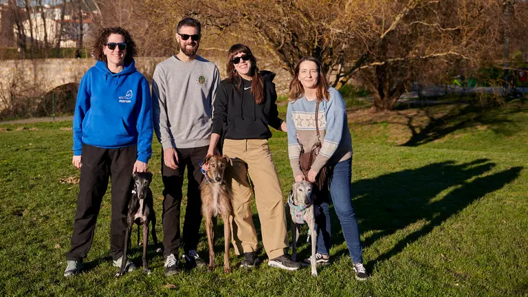 De izquierda a derecha: Patricia, Aria, Alberto, Ray, Miren, Leia y Saioa. IRANZU LARRASOA&Ntilde;A