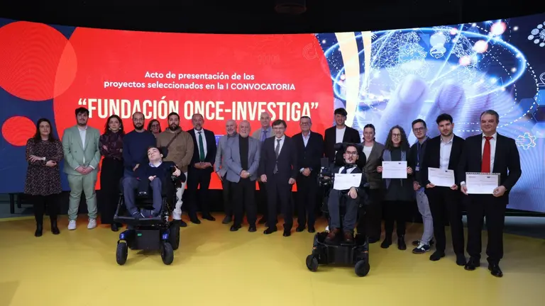 Momento de la entrega de la beca de Fundaci&oacute;n ONCE. UPNA