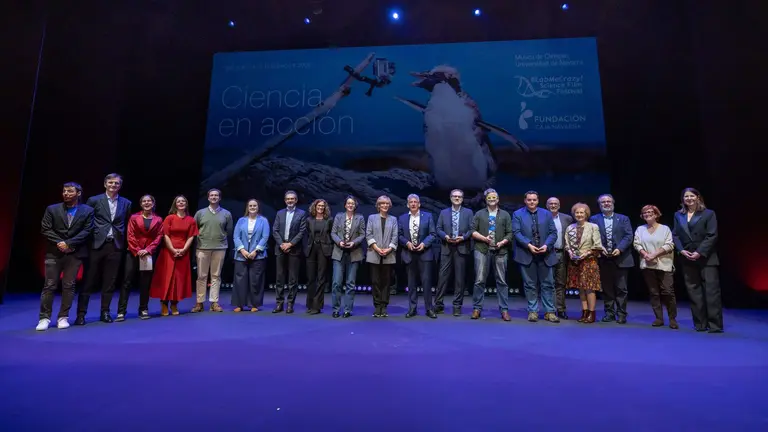 Premiados, autoridades, patrocinadores y presentadores de la VII edici&oacute;n de #LabMeCrazy! Science Film Festival. MANUEL CASTELLS / UNIVERSIDAD DE NAVARRA