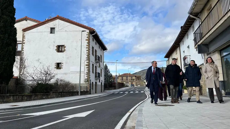 El consejero Chivite, el alcalde de Yesa, Roberto Mart&iacute;nez, Jes&uacute;s Mari Rodr&iacute;guez y Mar&iacute;a Torres, por las calles de la localidad. GOBIERNO DE NAVARRA