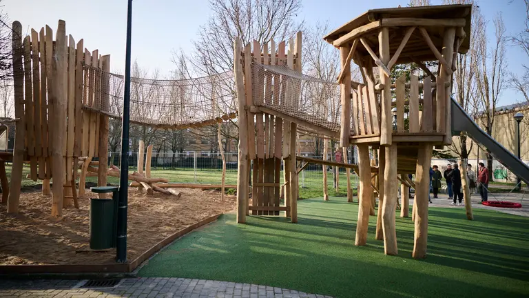 La Gerencia y la Comisi&oacute;n de Urbanismo del Ayuntamiento de Pamplona visitan la nueva zona de juegos infantiles que se ha instalado en el parque Tom&aacute;s Caballero. PABLO LASAOSA
