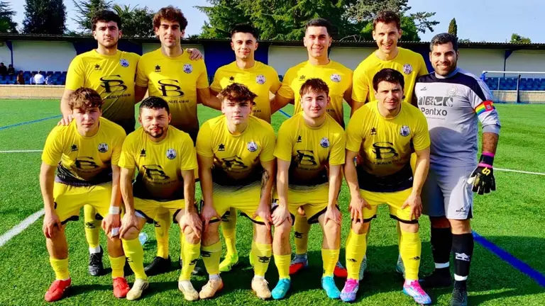 Equipo titular del CD Bu&ntilde;uel en primera regional. Facebook.