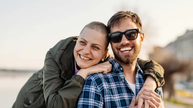 Una mujer con c&aacute;ncer abraza a su pareja. CINFA