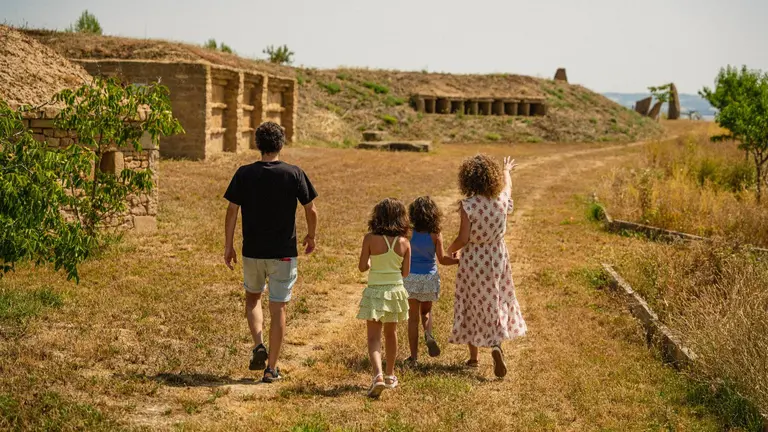 Una familia visita las Bejeras de Larraga. CONSORCIO DE LA ZONA MEDIA