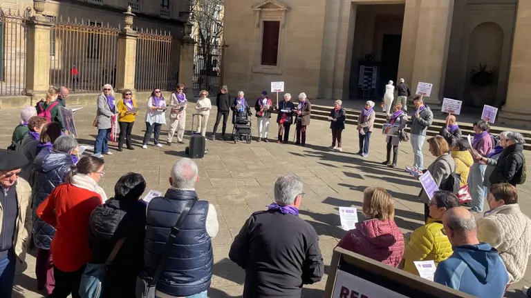 Imagen de la concentraci&oacute;n feminista ante la Catedral de Pamplona. CEDIDA
