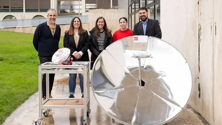 De izq. a dcha.: Ismael Pellejero, Cristina Salazar, Uxue Llorente, Carmen Garijo y Fernando Bimbela posan en la UPNA con los distintos prototipos desarrollados durante el proyecto. UNIVERISDAD P&Uacute;BLICA DE NAVARRA