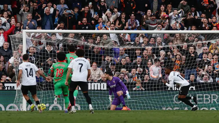 Ramazani marca el gol del Valencia de penalti en Mestalla ante Osasuna. EFE.