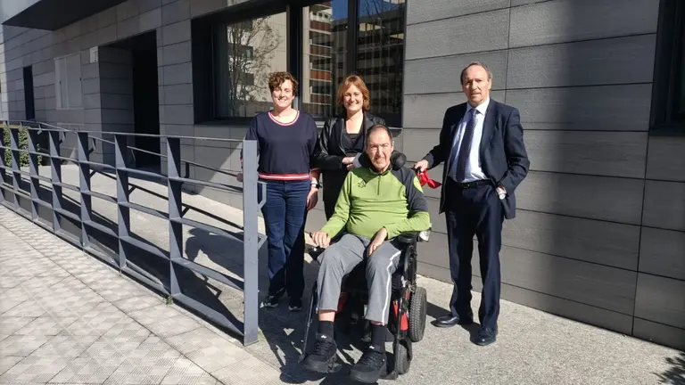 De izquierda a derecha: Natalia Casta&ntilde;eda, Mar&iacute;a Casta&ntilde;eda, Alberto Armend&aacute;riz (vicepresidente de ANELA) y Javier Casta&ntilde;eda.