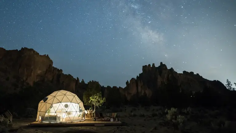 Un alojamiento tur&iacute;stico bajo una noche estrella. AIRBNB
