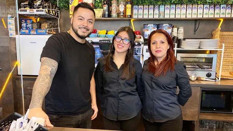 Miguel &Aacute;ngel, Itziar y Mercedes en la cafeter&iacute;a Ogi Berri Los Fueros de Pamplona. Navarra.com