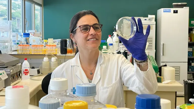 Imagen de una investigadora en laboratorio. FUNDACI&Oacute;N "LA CAIXA"