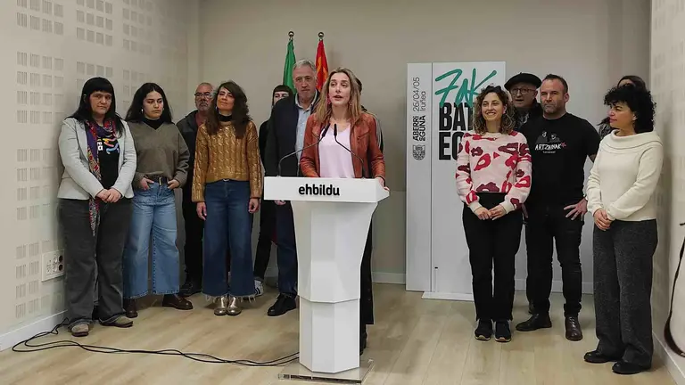 La responsable pol&iacute;&shy;tica de EH Bildu y secretaria de la formaci&oacute;n en Navarra, Miren Zabaleta, y el alcalde de Pamplona, Joseba Asiron, presentan el Aberri Eguna 2026 en Pamplona. EUROPA PRESS