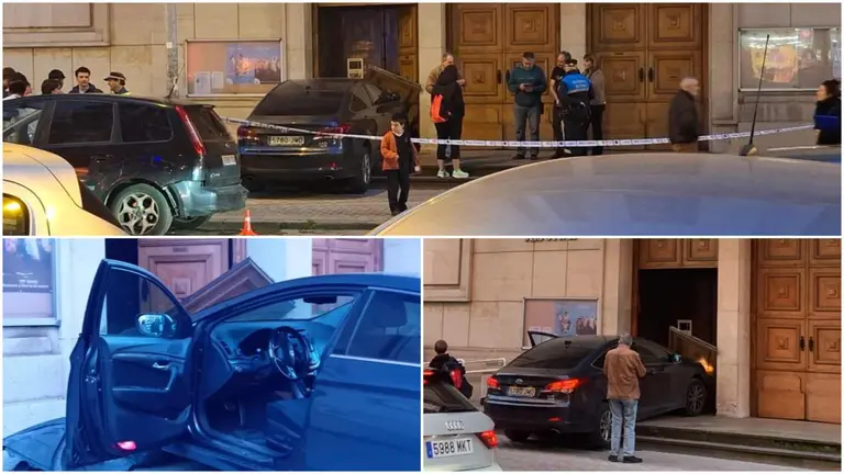 Un coche se empotra contra la puerta del colegio Jesuitas en Pamplona.