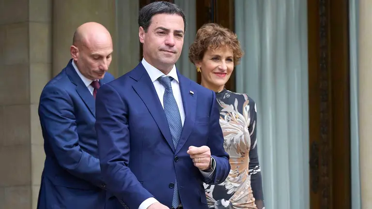 El Lehendakari, Imanol Pradales (c), junto a la presidenta de Navarra, Mar&iacute;a Chivite (d), y el consejero Regional para la Eurorregi&oacute;n, Cooperaci&oacute;n Transfronteriza, Puertos y Aeropuertos, Mathieu Berg&eacute; (i), durante su participaci&oacute;n este martes en Vitoria en la Asamblea de la Eurorregi&oacute;n Nueva Aquitania-Euskadi-Navarra, en la que Euskadi ha tomado el relevo de Navarra al frente de la entidad. Adri&aacute;n Ruiz-Hierro