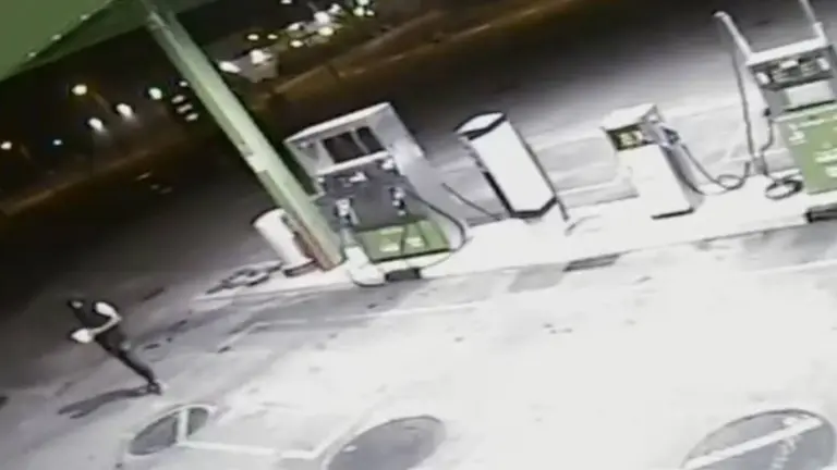 Imagen captada por las c&aacute;maras de seguridad de la gasolinera asaltada en Castej&oacute;n. GUARDIA CIVIL