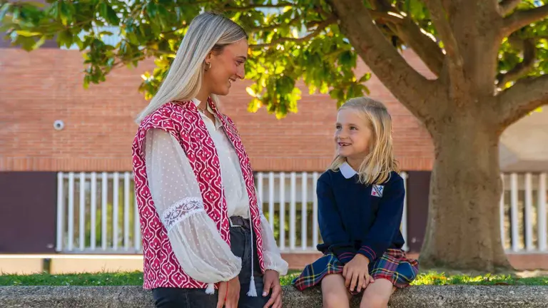 Una profesora del colegio Irabia-Izaga, durante una tutor&iacute;a con una alumna.