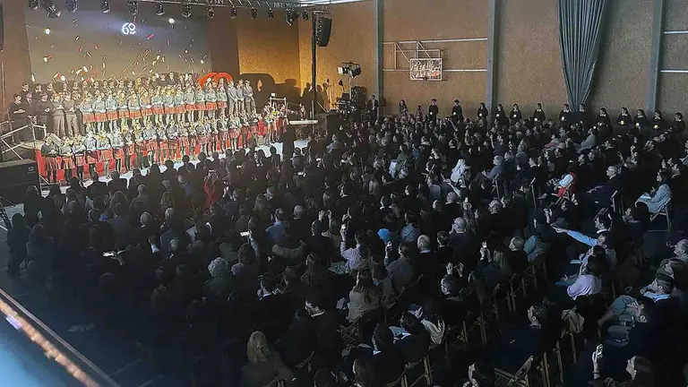 El colegio Miravalles-El Red&iacute;n celebra sus 60 a&ntilde;os con un emotivo acto en el polideportivo del centro acad&eacute;mico.